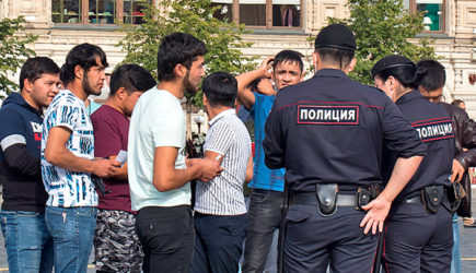 Массовая драка: Мигранты делят Москву и плюют в русских