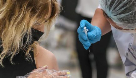 Российский врач назвала опасные для прививки от COVID-19 показатели в крови