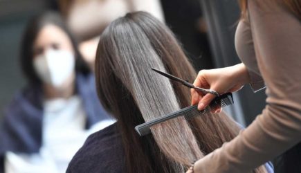 Как из салона: как с помощью обычной расчески сделать волосы тяжелыми и гладкими