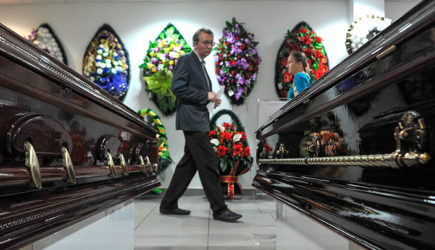 Пир стервятников. Русские оплакивают близких, гробовщики &ndash; свою прибыль