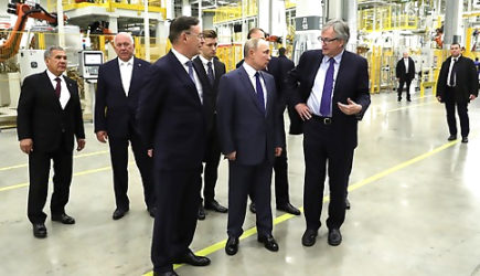 Владимир Путин открыл в Башкирии завод за шесть миллиардов. Средняя зарплата там &mdash; 100 тысяч рублей
