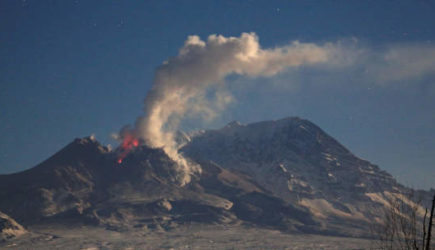 В МЧС России предупредили об угрозе мощного извержения вулкана на Камчатке
