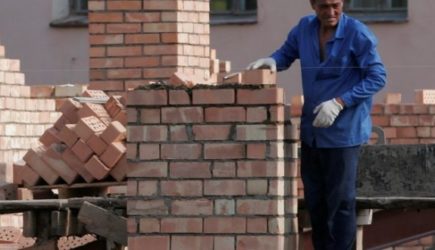 &laquo;Русские не хотят работать&raquo;: Популярный миф развеяли с помощью палки и фанерки