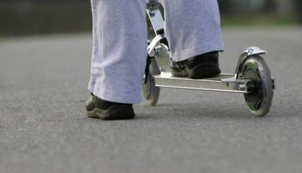 «Раздражают!»: В Казахстане мужчина посреди улицы жестоко избил русского мальчика