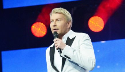 «Чувствую, что горячо!»: оконфузившийся Басков обоссался прямо на сцене