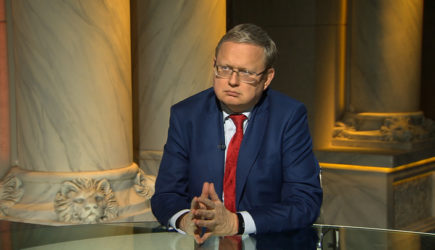 «Смотрит телевизор и боится»: Делягин предрёк России катастрофу