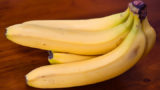 Раскрыт способ сохранить бананы свежими: Возьмите обычный пакет