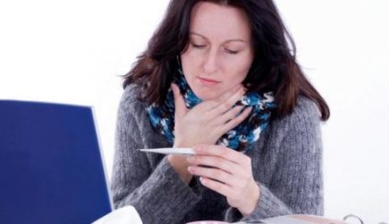 Лечиться с первого дня: Отоларинголог объяснил, чего нельзя делать при &laquo;омикроне&raquo;