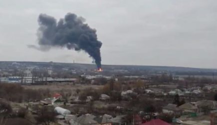 В Луганске произошел сильный взрыв, горит нефтебаза