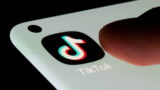 TikTok приостановил работу в России