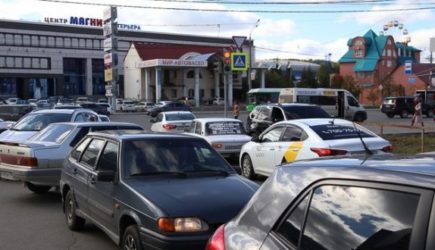 Литр бензин в России подешевеет на 4 рубля. Что будет потом, сказал эксперт