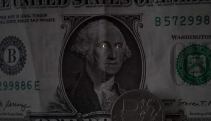 Названа новая &laquo;красная линия&raquo; для доллара. Сколько должен стоить рубль