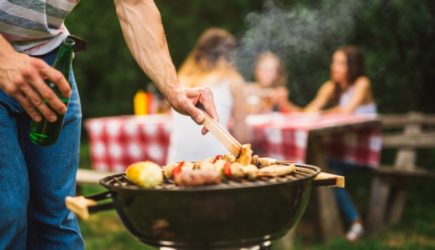 Врач рассказала, как правильно есть шашлык&nbsp;