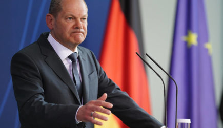 Spiegel: канцлеру ФРГ Шольцу грозит отставка из-за его позиции по поставкам оружия Украине