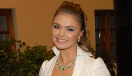 Раскрыта баснословная стоимость &#171;скромного&#187; наряда вышедшей в свет Кабаевой