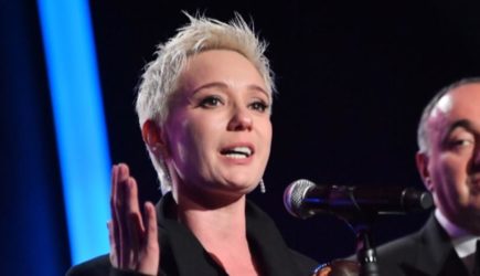 Хаматова выступила с резкой речью на антироссийском митинге в Риге