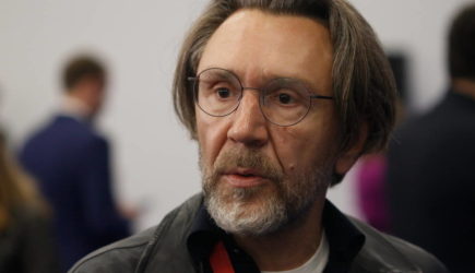 Сергей Шнуров назвал позицию покинувших Россию звезд ущербной