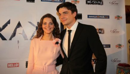 Сменившего имидж мужа Боярской застукали в объятиях знойной блондинки