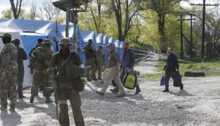 Украинские военные вышли с «Азовстали» и подняли белый флаг