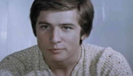 Бросил семью ради Гундаревой и начал новую жизнь в США: куда пропала звезда «Школьного вальса» Насибов