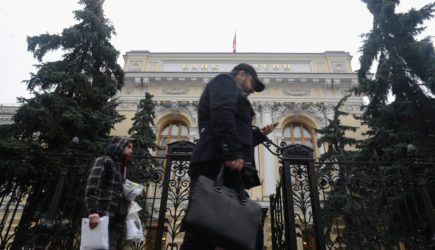 Центробанк России начал тайно скупать валюту