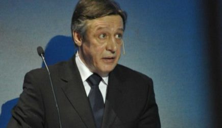 Роман со взрослым мужиком, деньги от Литвиновой: как живет ставшая мальчиком дочь Ефремова