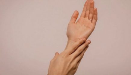 Три проблемы с легкими, которые можно увидеть по рукам