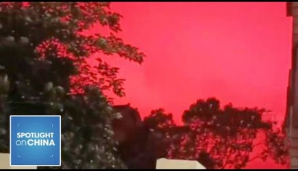 Названа причина появления «кровавого» неба над городом в Китае