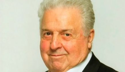 Россиян возмутил памятник основателю группы «Лесоповал»