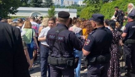 Полицейские разогнали фанатов Шатунова на кладбище