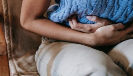 Онколог раскрыла первые симптомы рака кишечника