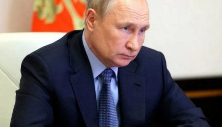Путин уволил пятерых генералов