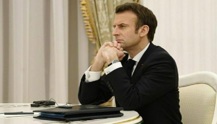 «Нельзя унижать Россию»: Макрон сделал вывод после ста часов общения с Путиным
