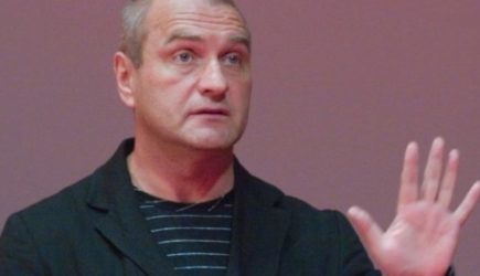 Потерял семью, которую обрел только в 45 лет, и живет в деревне один: что стало с актером Балуевым