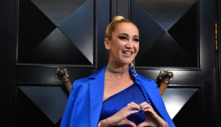 Разрыдавшаяся Бузова опустилась перед фанатами на колени — видео