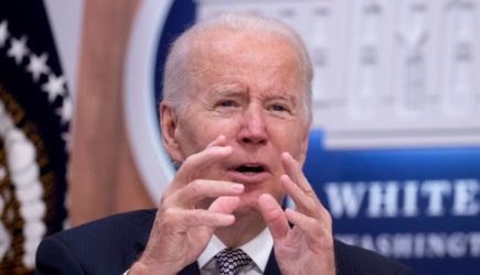 Все бросились спасать: Байден повалился на землю перед толпой журналистов