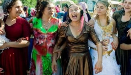 Цыганская невеста вышла замуж в платье из чистого золота и с букетом из стодолларовых купюр