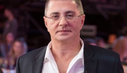 Упрашивал жену сделать аборт, а когда она запила, завел любовницу: как живет семья доктора Мясникова