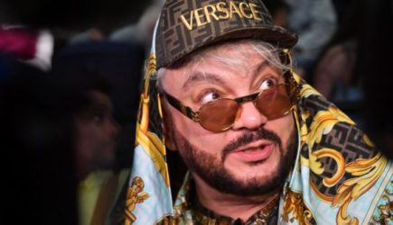 Михалков отчитал Киркорова: &laquo;В перьях топчется на кресте, а потом играет Петра I&raquo;