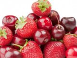 Диетолог рассказала, сколько можно без вреда съесть клубники и черешни