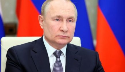 Путин поручил продлить режим самоизоляции для лиц старше 65 лет