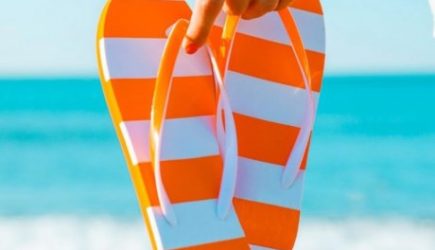 Ортопед объяснил, почему шлепанцы вредны для здоровья