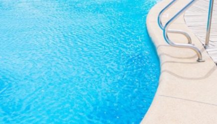 В Израиле обвалилось дно бассейна &#8212; двух человек втянуло в семиметровую воронку (видео)