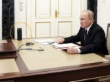 На столе у Путина заметили новый необычный предмет. И вот, что это
