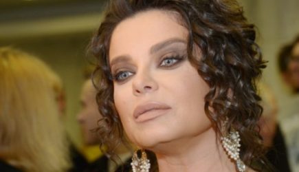 Не для слабонервных: Страшная болезнь изъела тело измученной Королевой