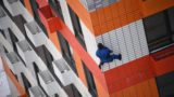Москвичка на 12-м этаже перерезала трос промышленному альпинисту
