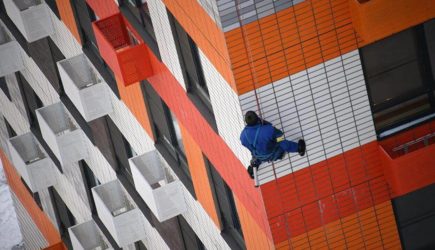 Москвичка на 12-м этаже перерезала трос промышленному альпинисту