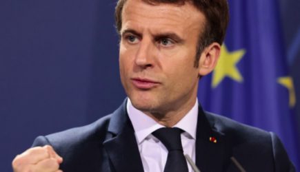 Макрон обвинил Россию в развязывании «мировой гибридной войны»