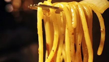 Женщина съела лапшу с помидорами и умерла