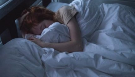 Дерматолог объяснила, чем грозит сон с мокрой головой